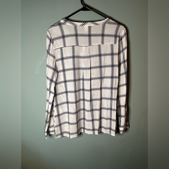 Old navy top size small - Picture 2 of 4